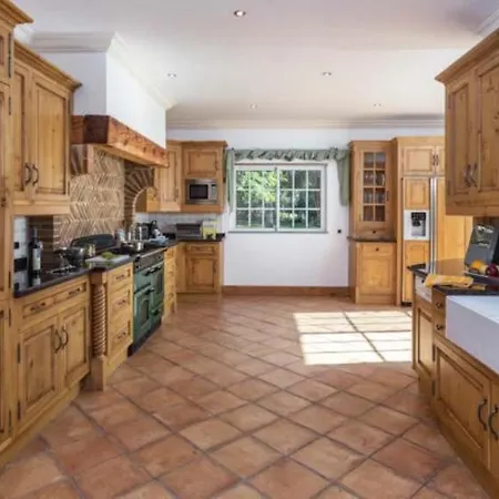 Sleeps 10 Pool Air Con Wifi