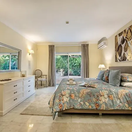 Sleeps 10 Pool Air Con Wifi